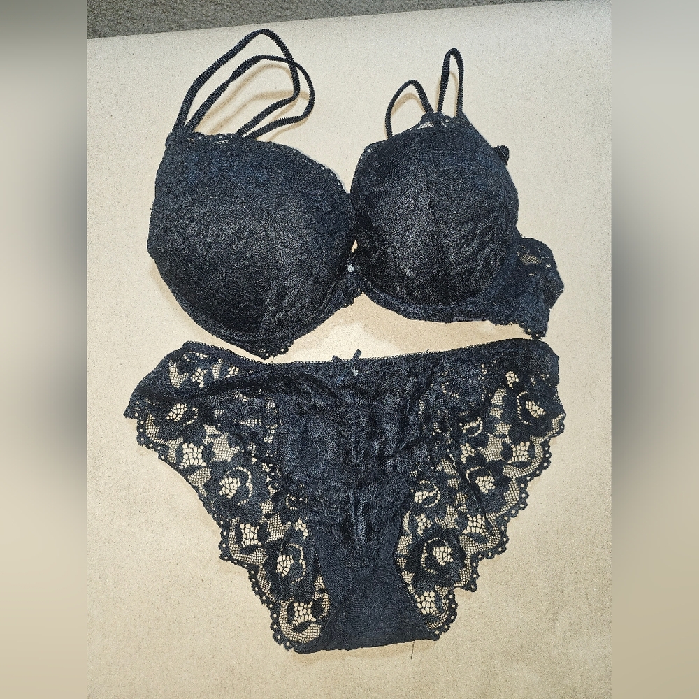 Black Lace Bra and Panty Set ( New No Tag)